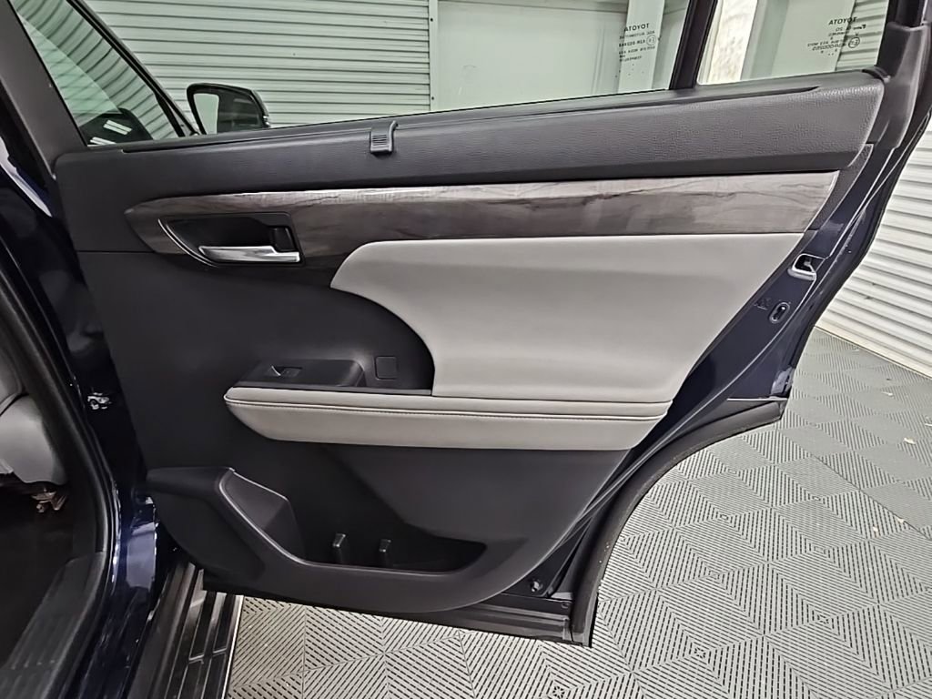 Used 2023 Toyota Highlander Limited image 41
