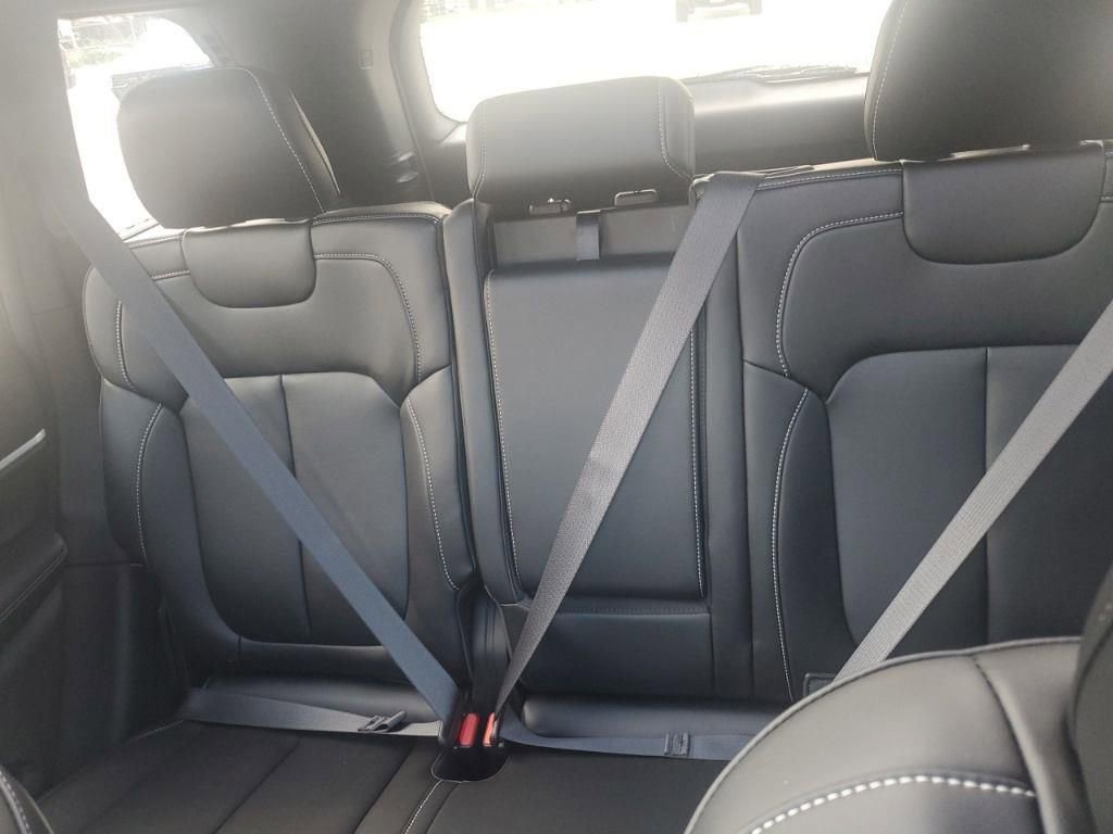 Used 2025 Jeep Grand Cherokee Limited w/ Black Appearance Package image 15