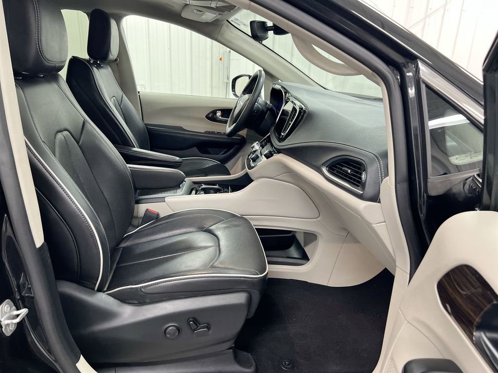 Used 2023 Chrysler Pacifica Limited image 22