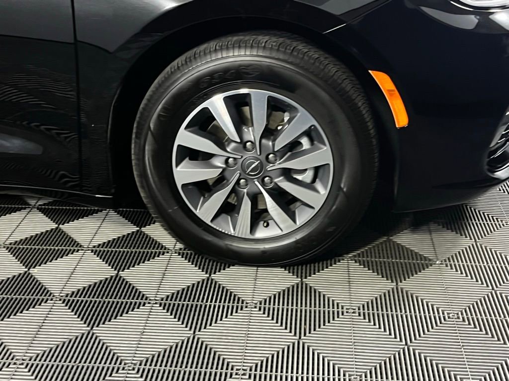 Used 2025 Chrysler Pacifica Select w/ Uconnect Theater Family Group image 10