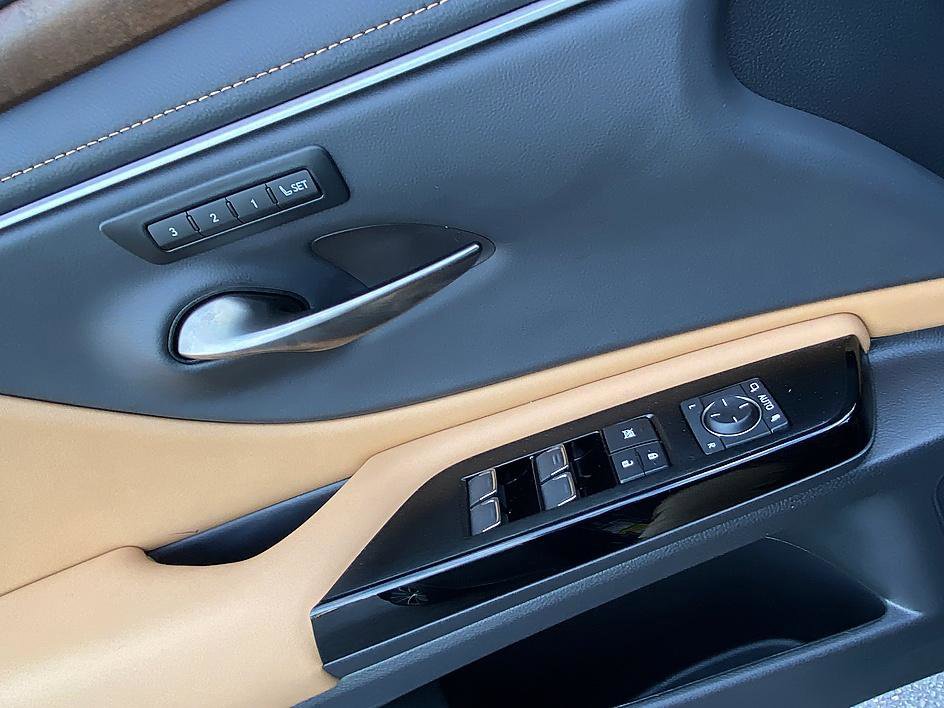 Used 2024 Lexus ES 350 w/ Premium Package image 10