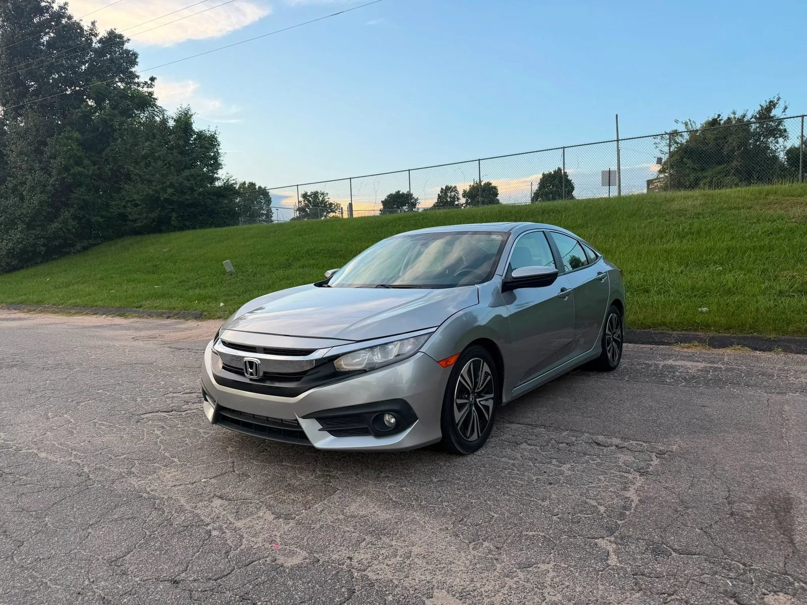 Used 2018 Honda Civic EX-T image 2