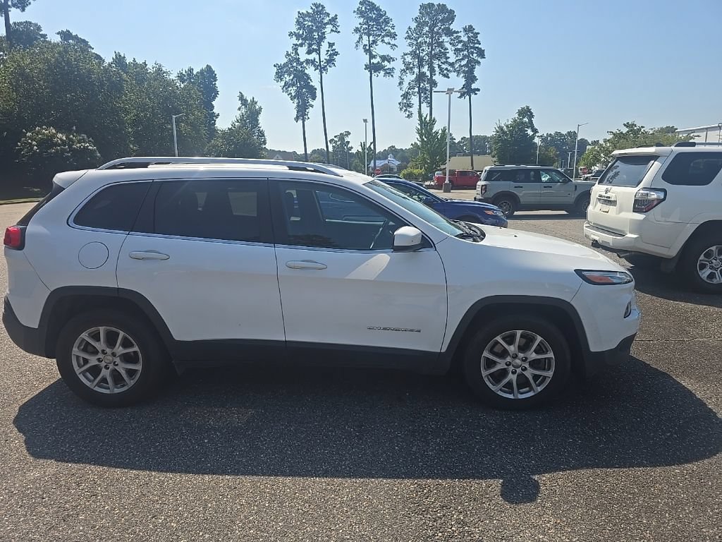 Used 2017 Jeep Cherokee Latitude FWD image 4