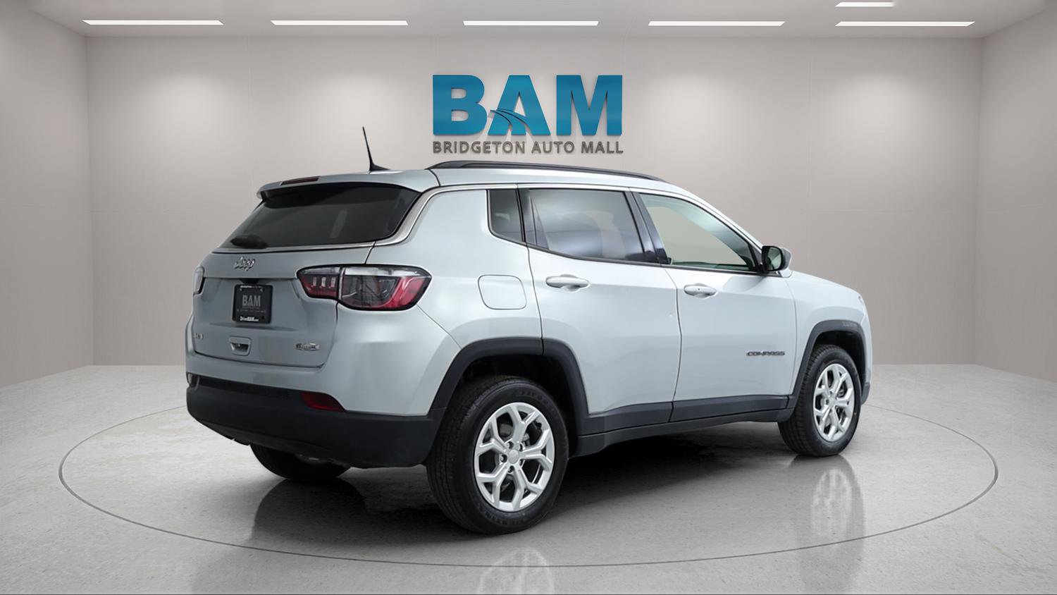 Used 2024 Jeep Compass Latitude image 3