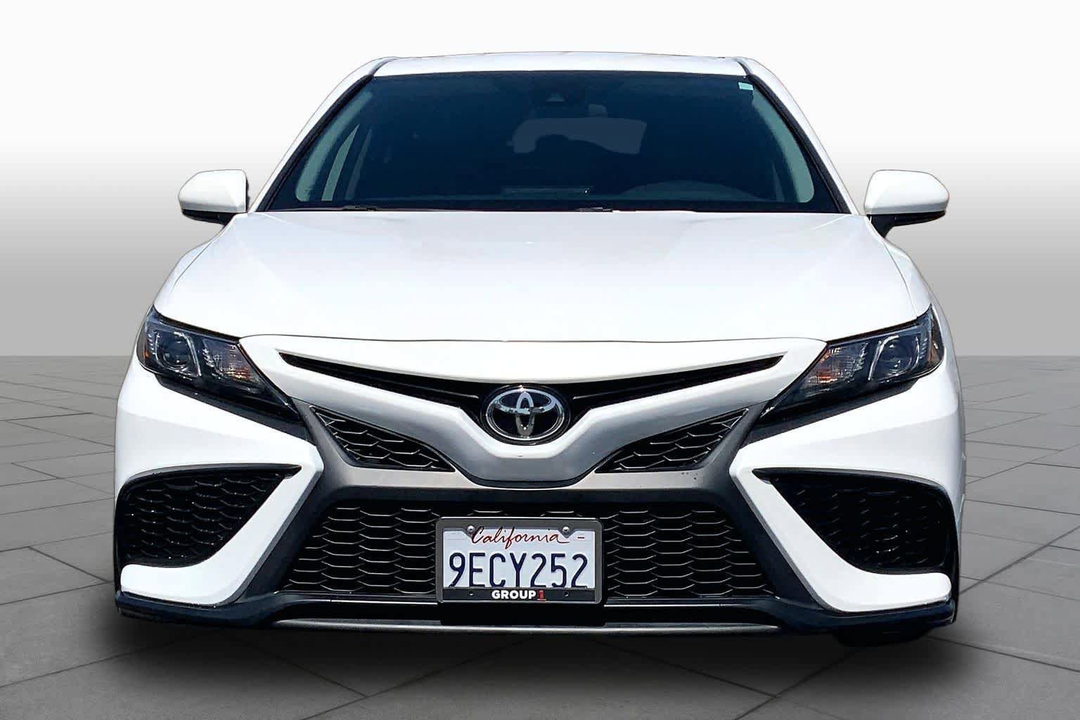 Used 2021 Toyota Camry SE FWD image 3