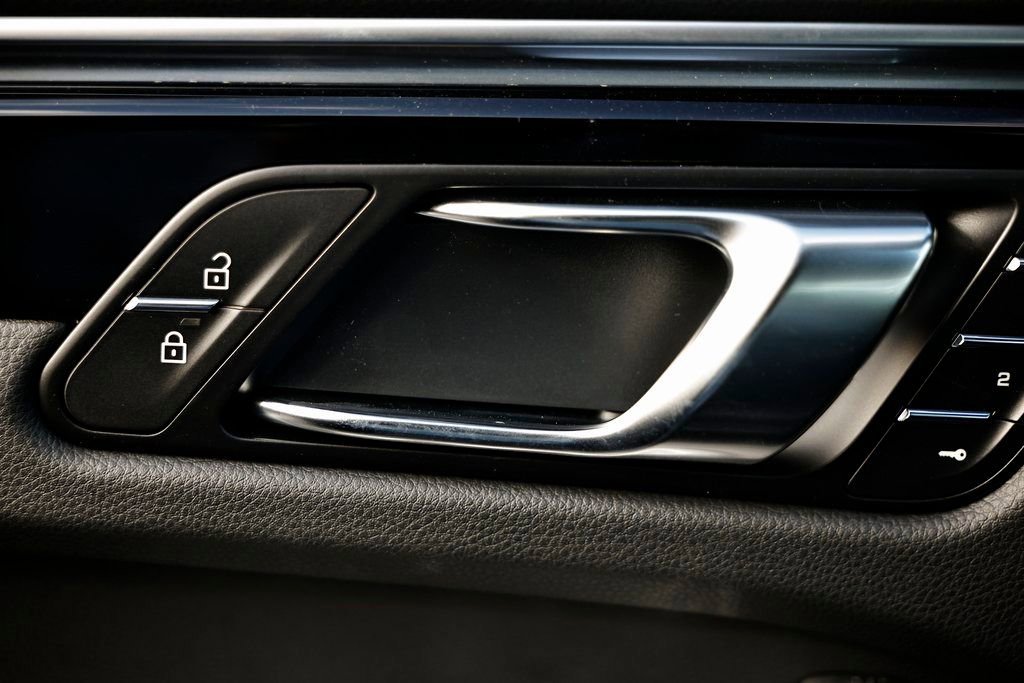 Certified 2026 Porsche Macan image 12