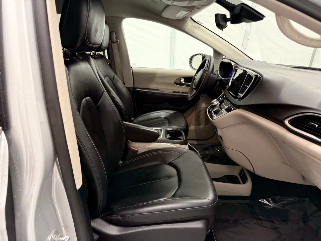 Used 2024 Chrysler Pacifica Touring-L FWD image 23