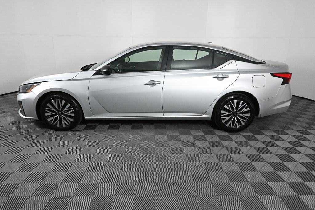 Used 2024 Nissan Altima 2.5 SV image 3