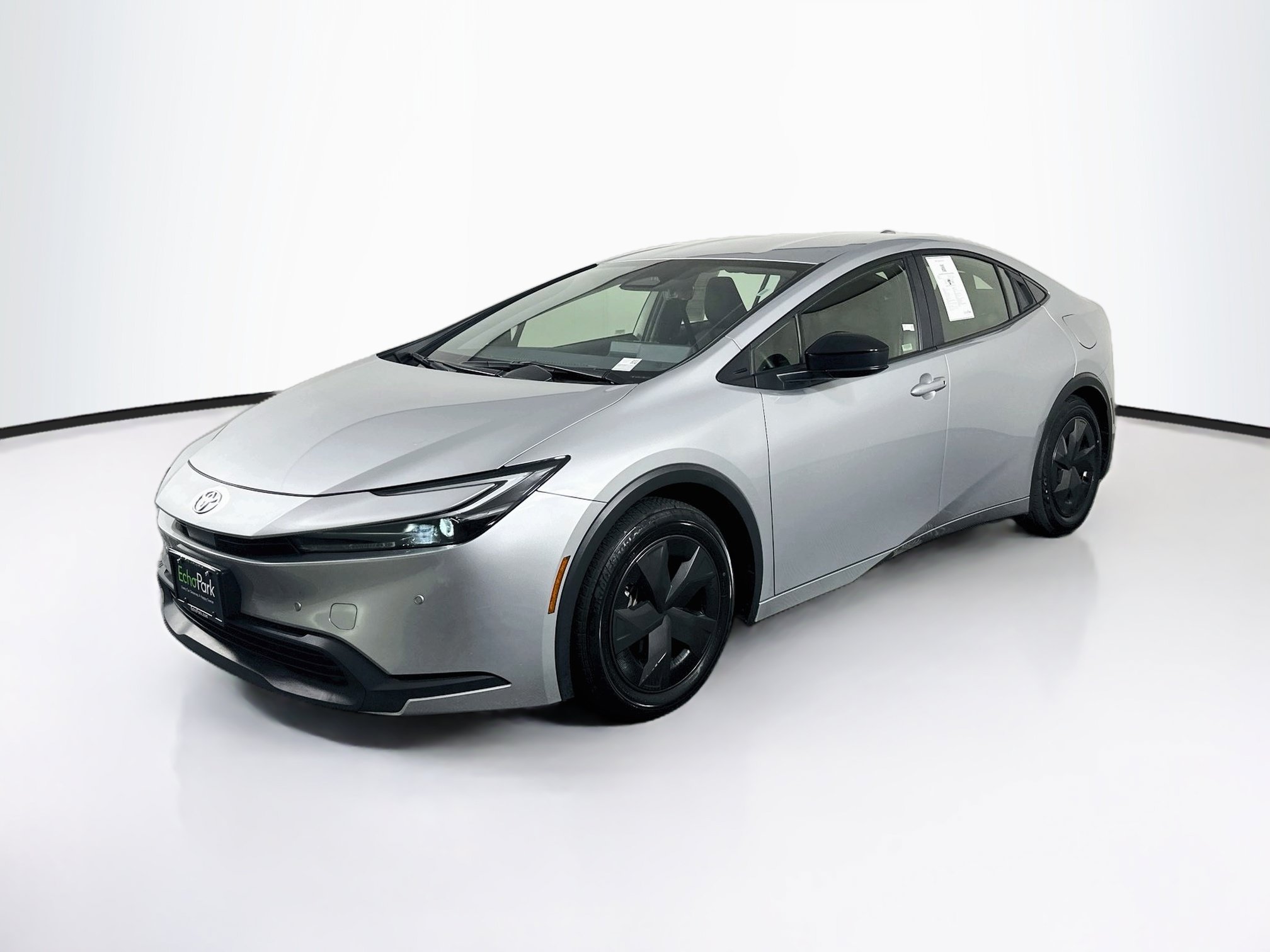 Used 2025 Toyota Prius LE FWD image 3