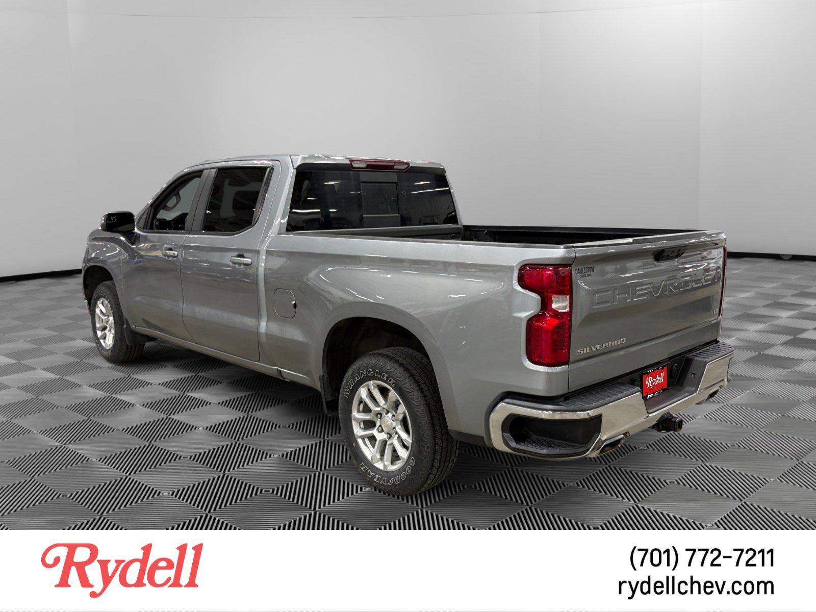Used 2023 Chevrolet Silverado 1500 LT AWD/4WD image 2