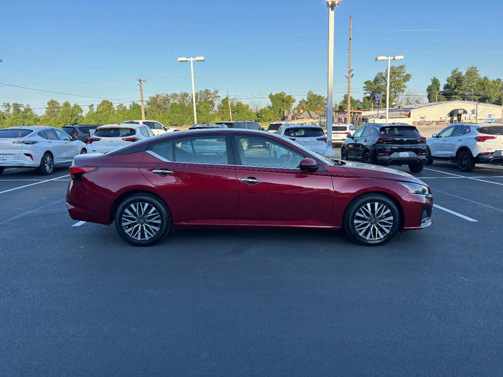 Used 2023 Nissan Altima 2.5 SV FWD image 2