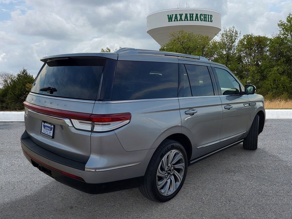 Used 2023 Lincoln Navigator Reserve AWD/4WD image 5