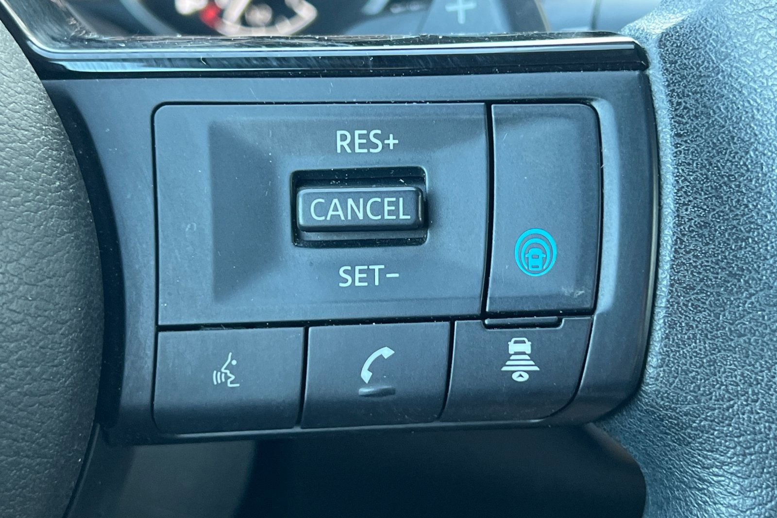 Used 2023 Nissan Rogue SV image 32