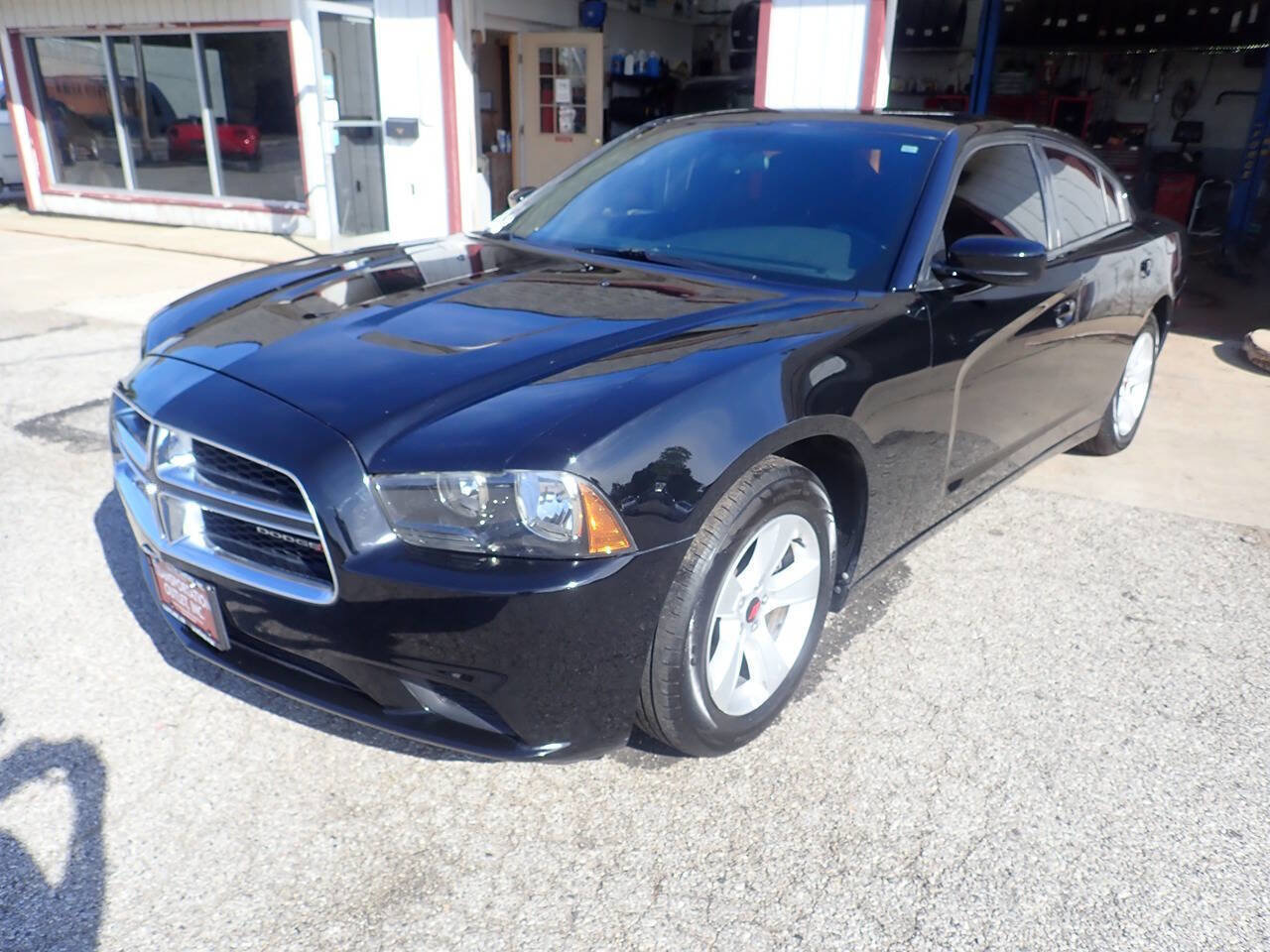 Used 2013 Dodge Charger SE image 2