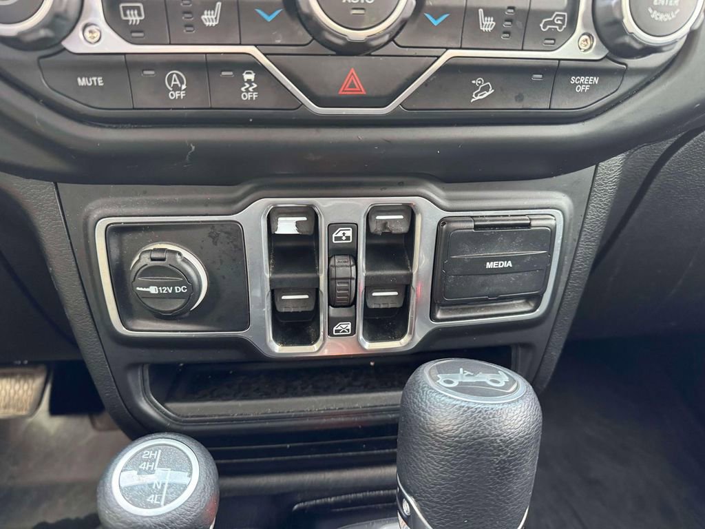 Used 2018 Jeep Wrangler Unlimited Sahara image 32