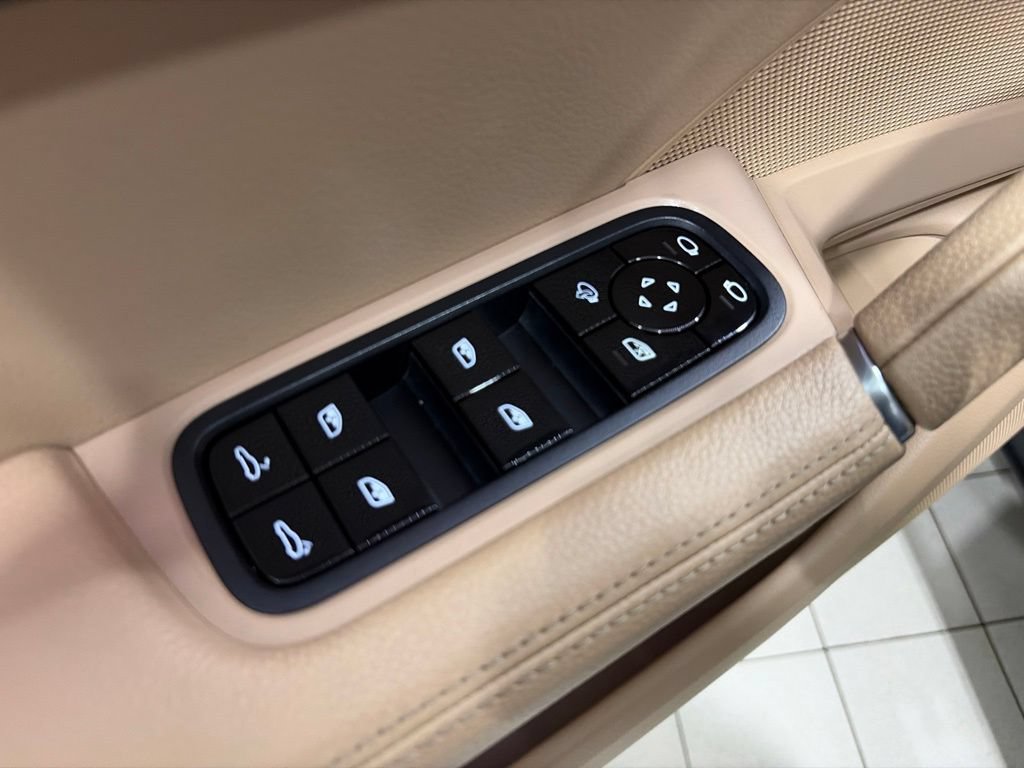 Used 2020 Porsche Cayenne AWD/4WD image 19