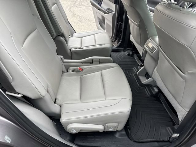 Used 2019 Toyota Highlander XLE FWD image 11