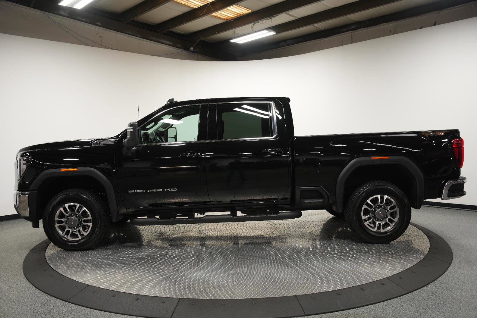 Used 2025 GMC Sierra 2500 SLE w/ SLE Value Package; image 4