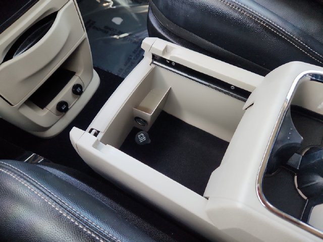 Used 2013 Chrysler Town & Country Touring FWD image 46