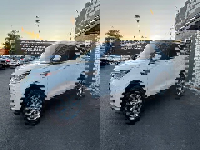 Used 2017 Land Rover Discovery SE image 13