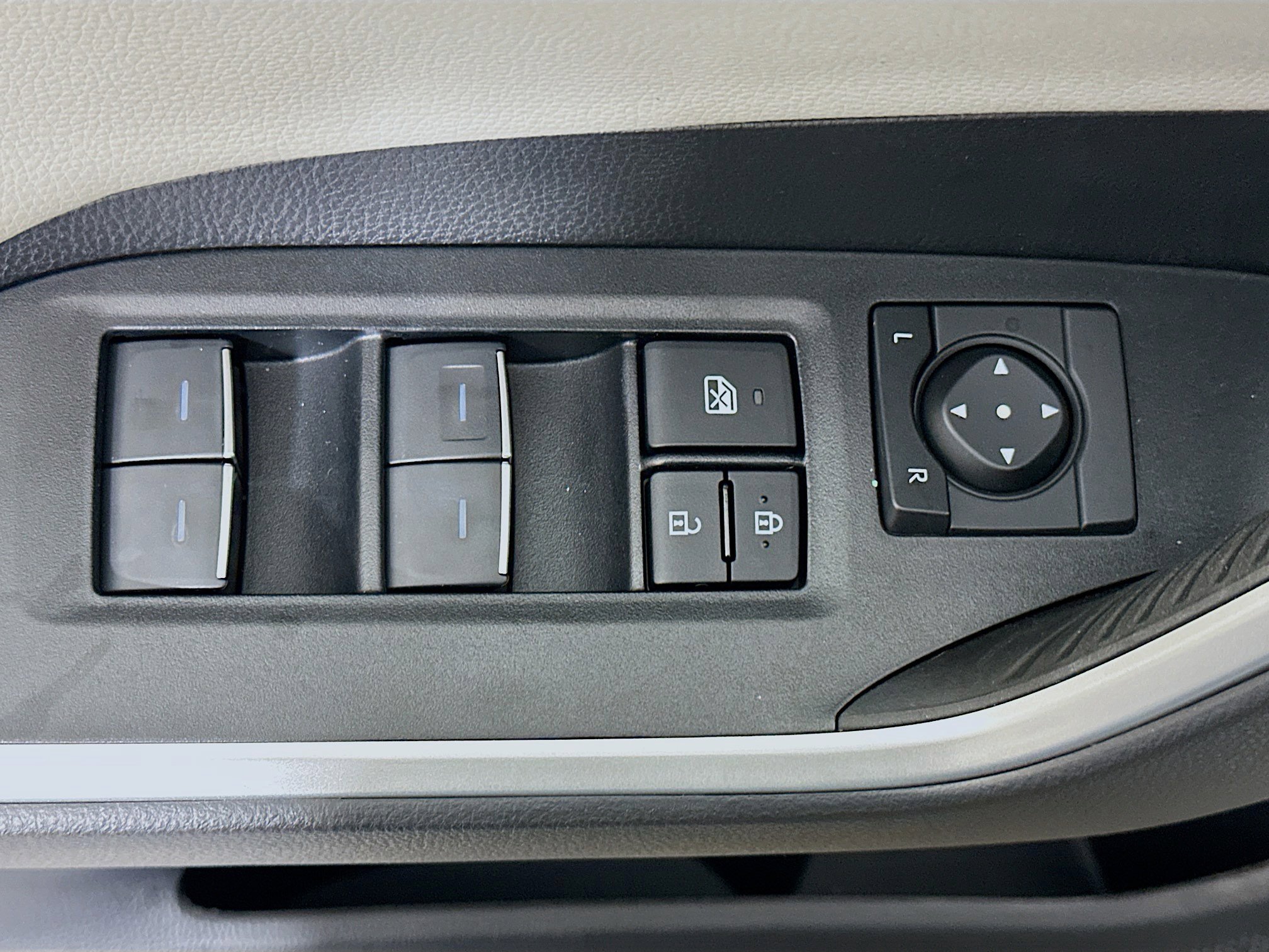 Used 2025 Toyota RAV4 Limited w/ Weather Package image 15