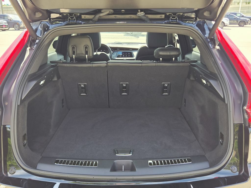 Used 2023 Cadillac XT4 Premium Luxury w/ Technology Package FWD image 18