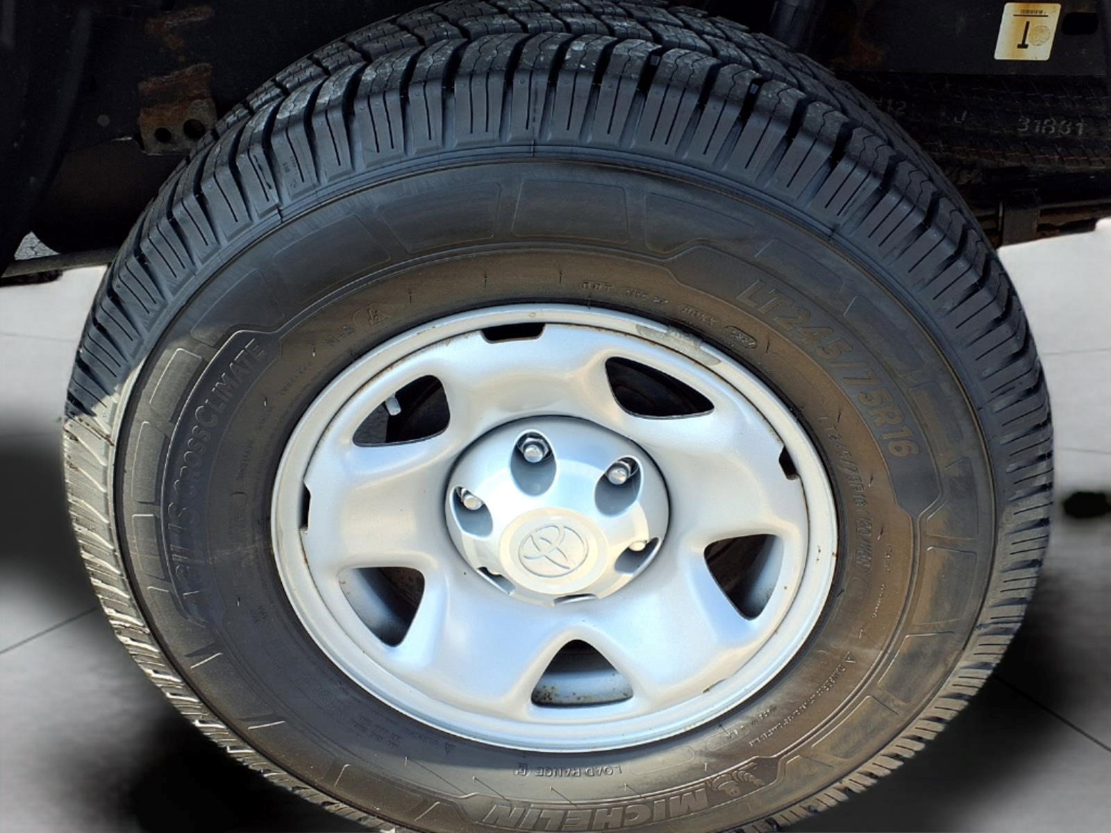 Used 2017 Toyota Tacoma SR image 8