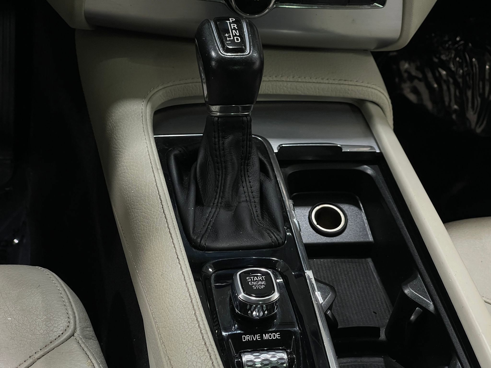 Used 2018 Volvo XC90 T5 Momentum w/ Convenience Package FWD image 29