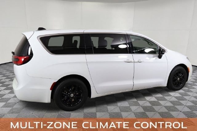 Used 2024 Chrysler Pacifica Touring-L FWD image 5