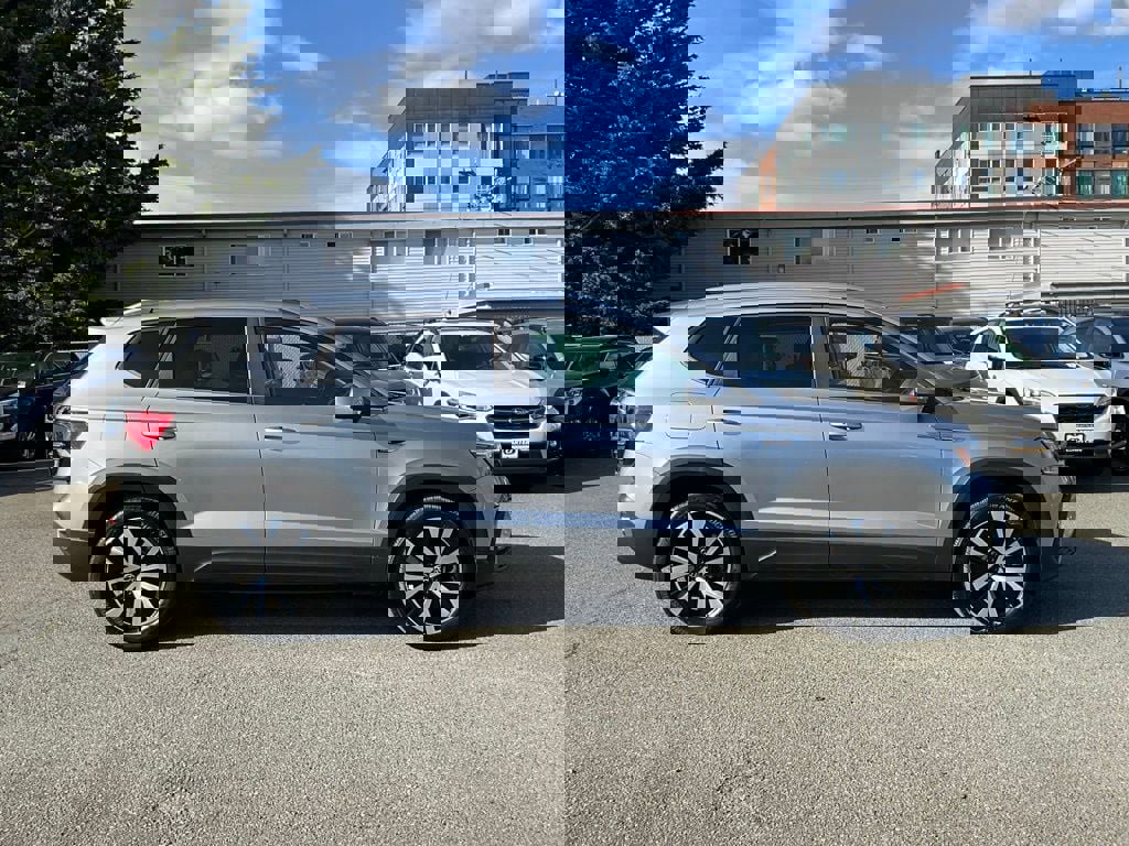 Certified 2022 Volkswagen Taos SE image 9