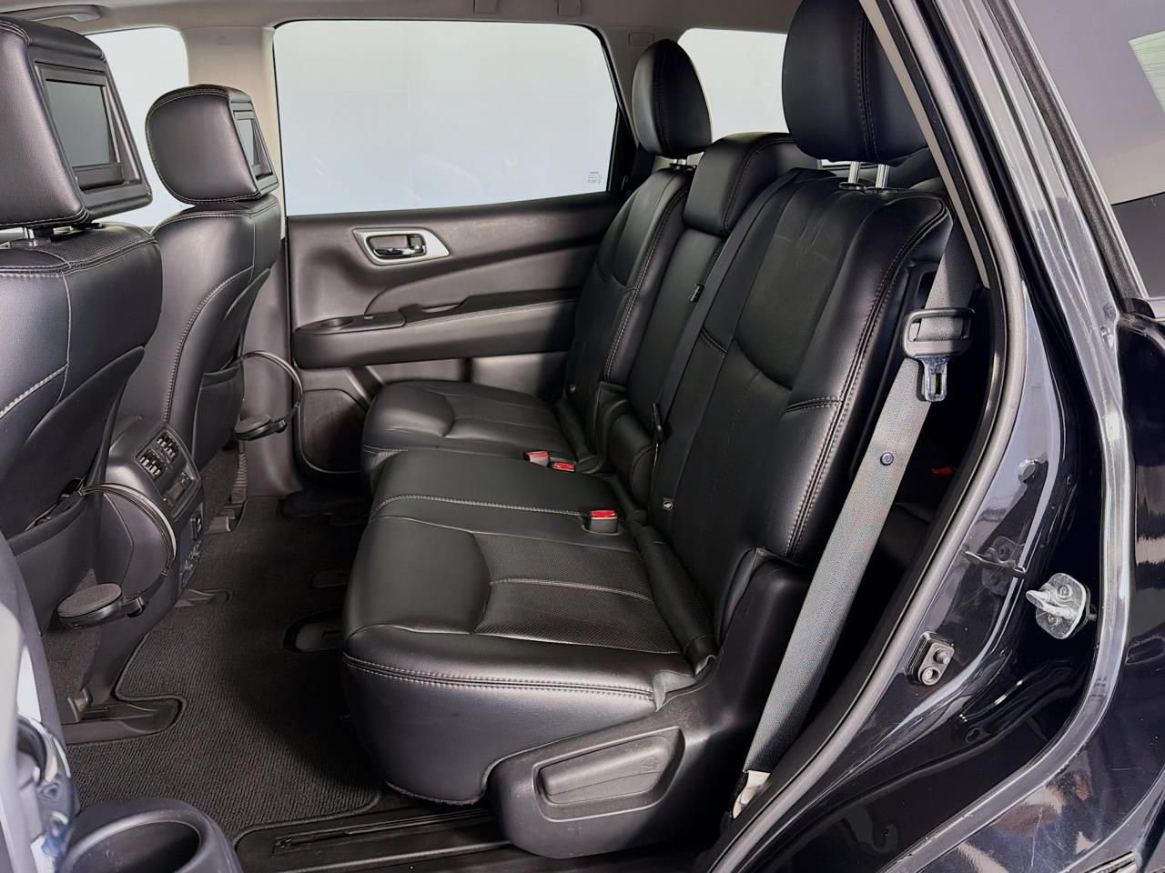 Used 2015 Nissan Pathfinder Platinum w/ Family Entertainment Package AWD/4WD image 40