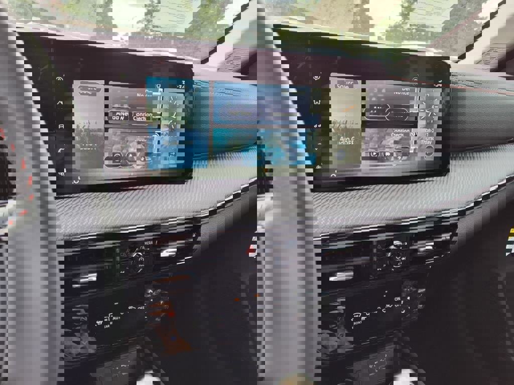 New 2025 Nissan Kicks SR image 8