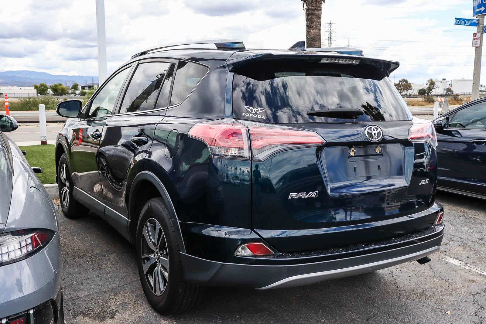 Used 2018 Toyota RAV4 XLE w/ Plus Extra Value Package FWD image 5