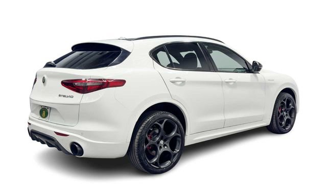 Used 2022 Alfa Romeo Stelvio Veloce AWD/4WD image 2