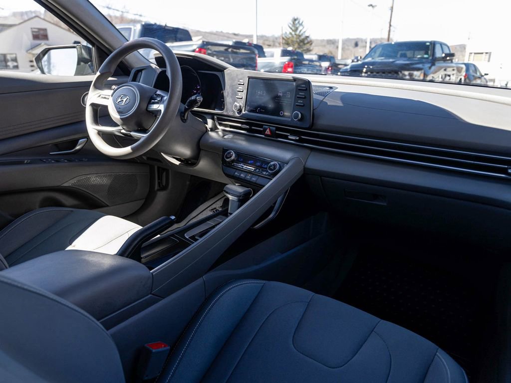 Used 2023 Hyundai Elantra SEL w/ Cargo Package image 32