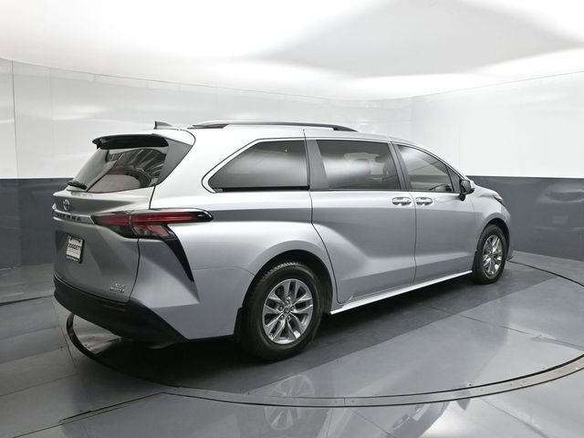 Used 2022 Toyota Sienna XLE image 11