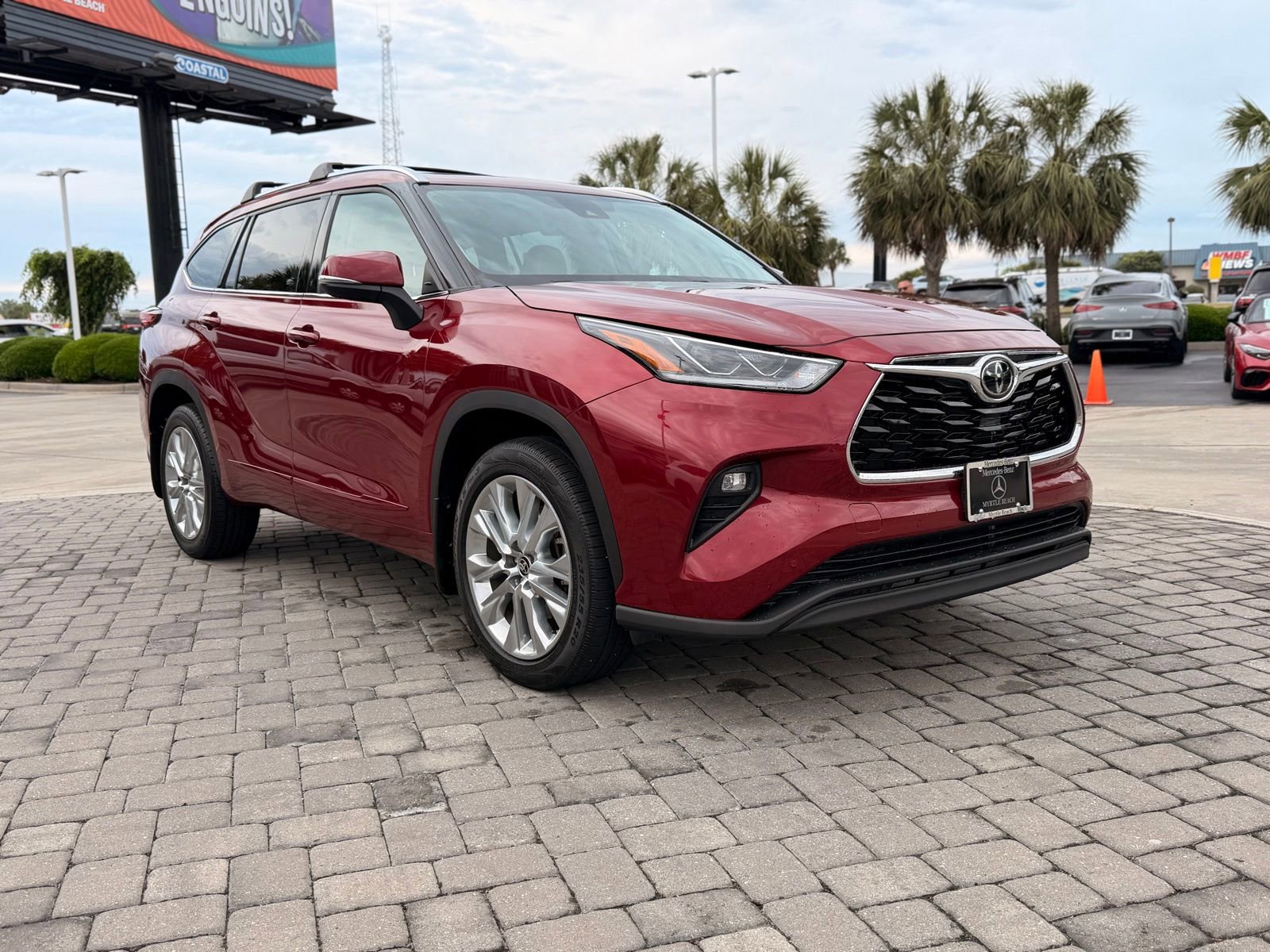 Used 2022 Toyota Highlander Limited FWD image 7