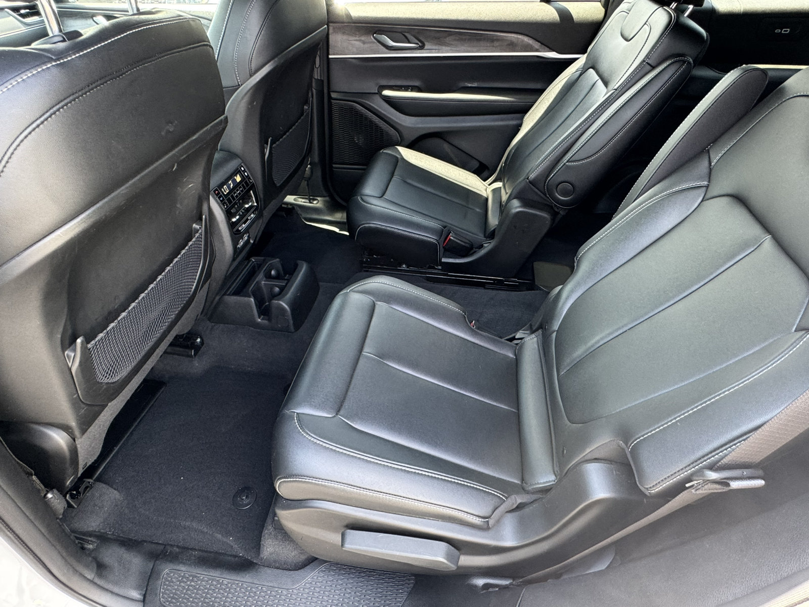 Used 2024 Jeep Grand Cherokee L Limited RWD image 23