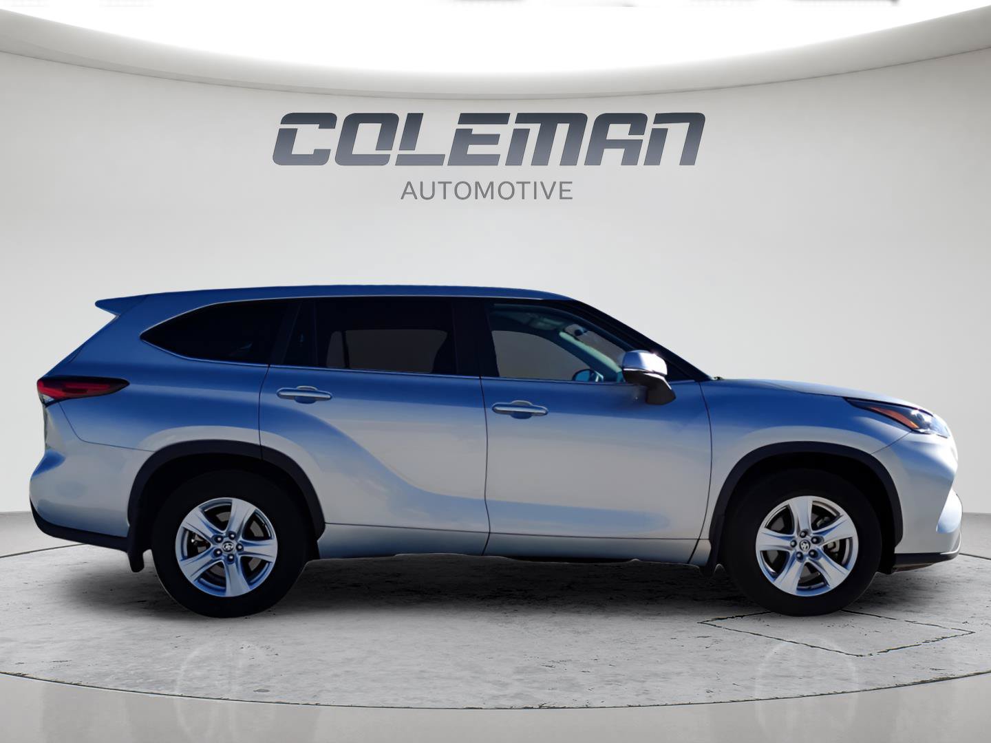 Used 2024 Toyota Highlander LE AWD/4WD image 10