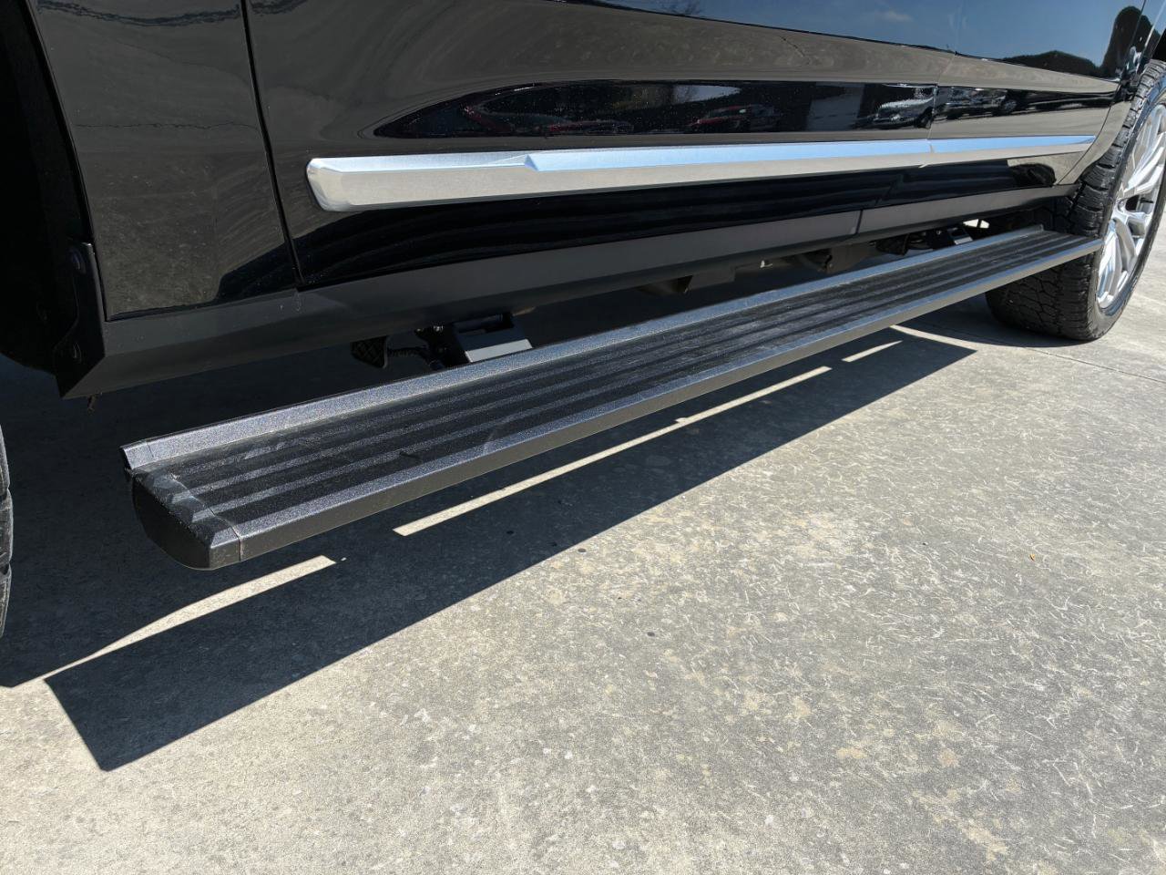 Used 2021 GMC Yukon XL Denali w/ Denali Premium Package image 8