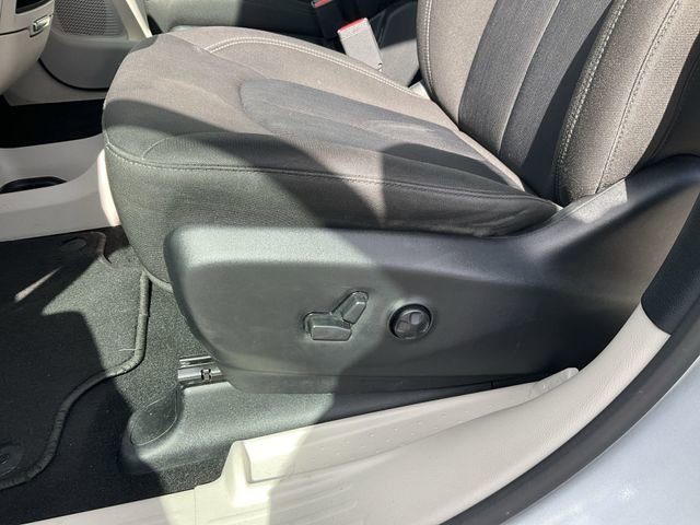 Used 2023 Chrysler Voyager LX image 25