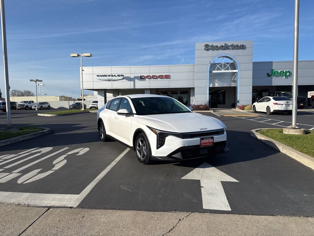Used 2025 Kia K4 LXS image 1