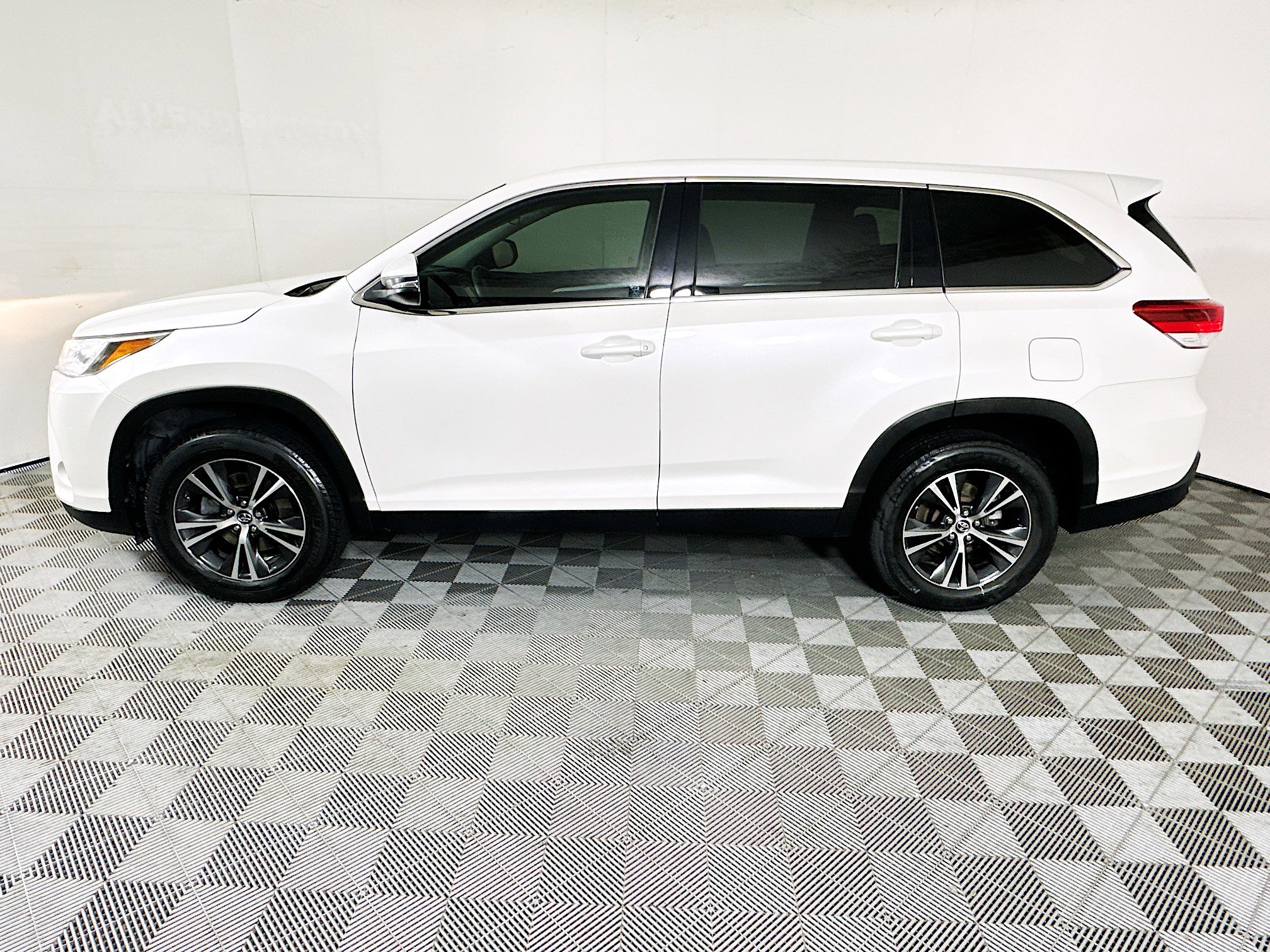 Used 2019 Toyota Highlander LE image 6