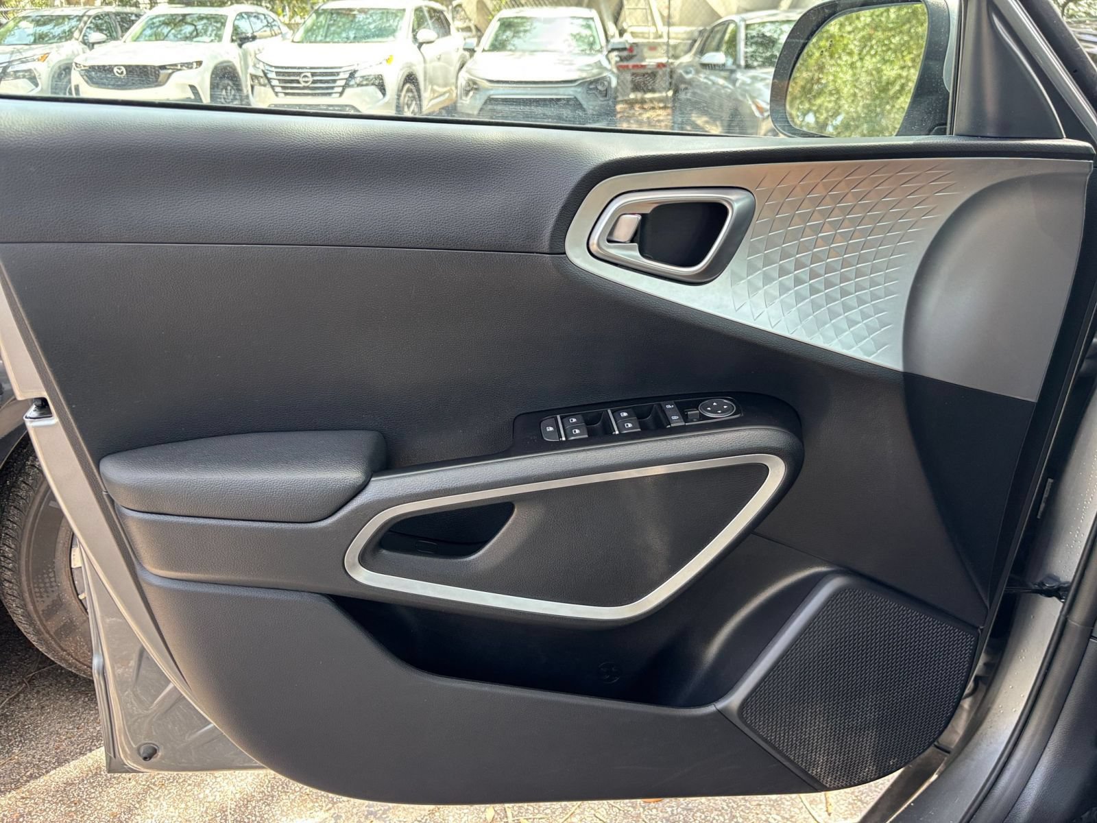 Used 2025 Kia Soul LX w/ LX Technology Package FWD image 18