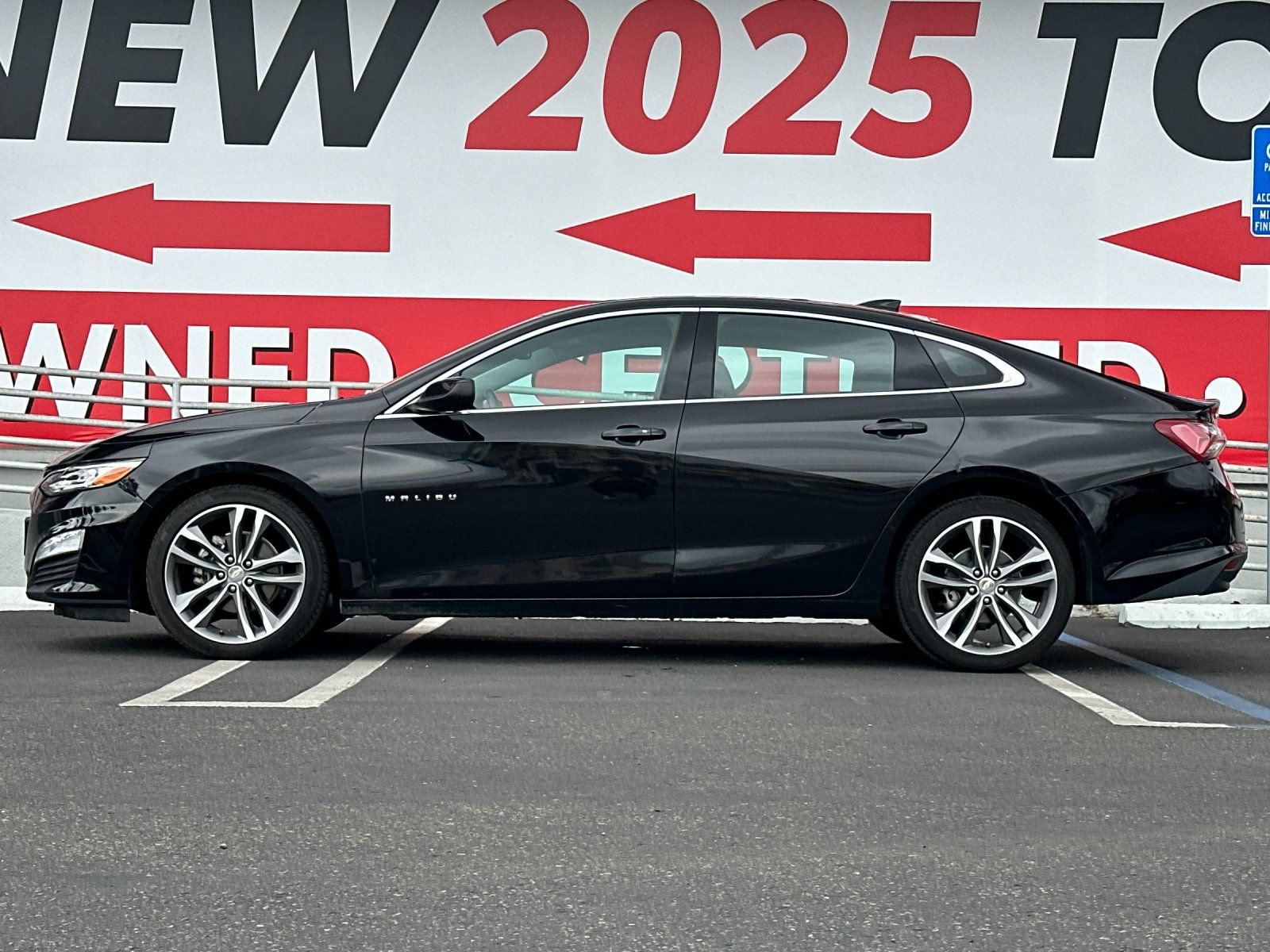 Used 2024 Chevrolet Malibu LT FWD image 2