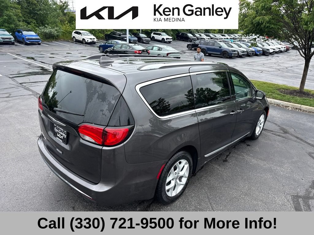 Used 2017 Chrysler Pacifica Touring-L Plus w/ Advanced Safetytec Group FWD image 11