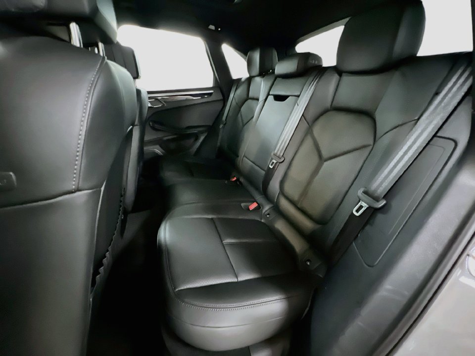 Certified 2024 Porsche Macan AWD/4WD image 23