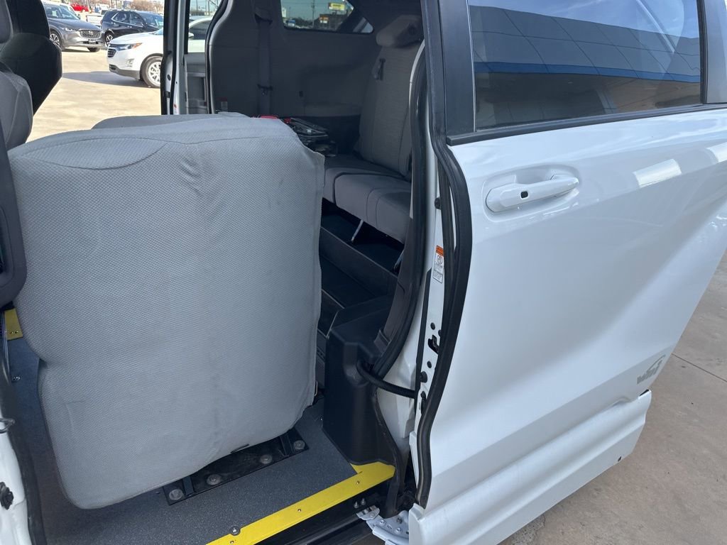 Used 2022 Toyota Sienna LE image 29