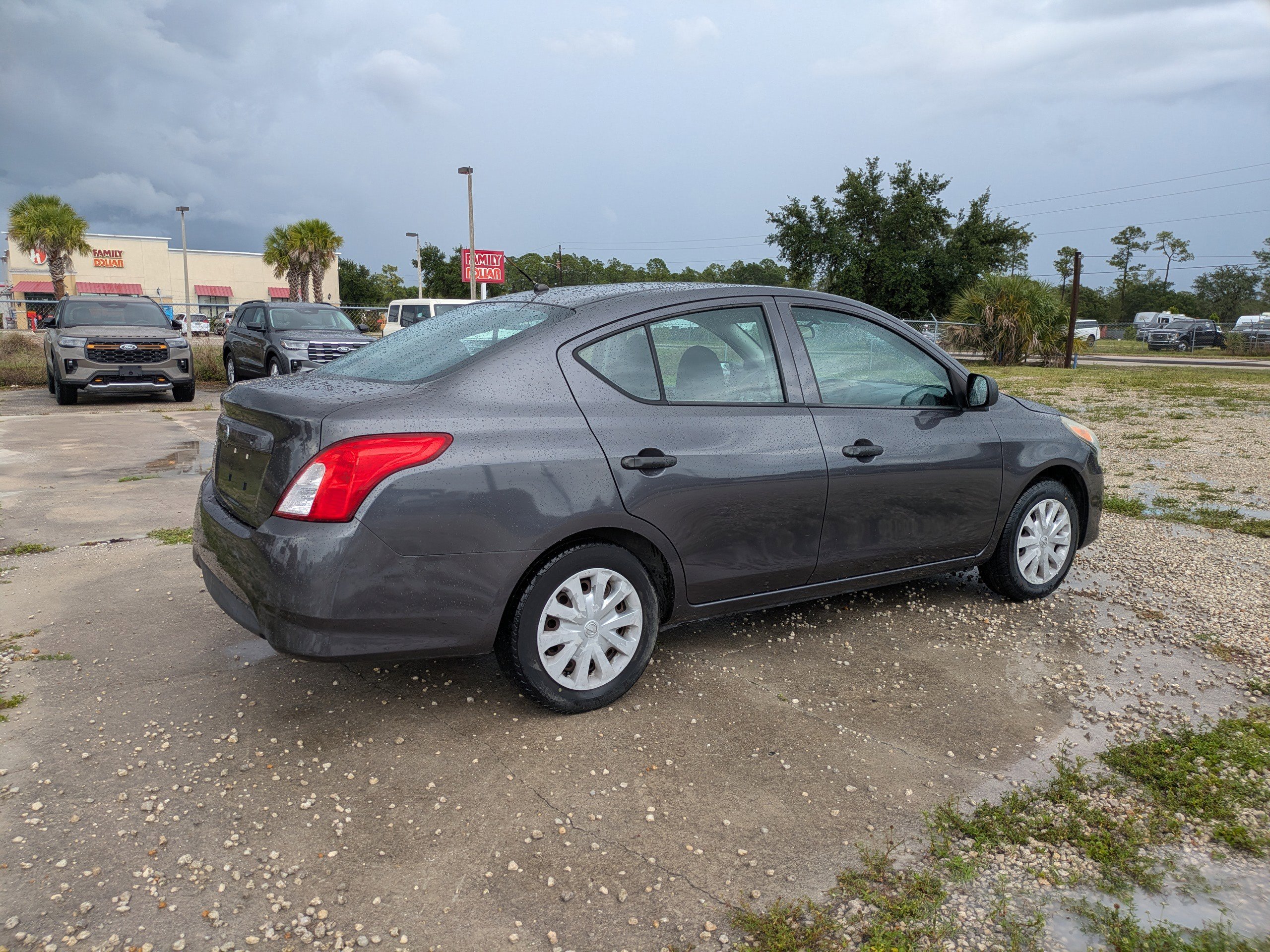 Used 2015 Nissan Versa S FWD image 4