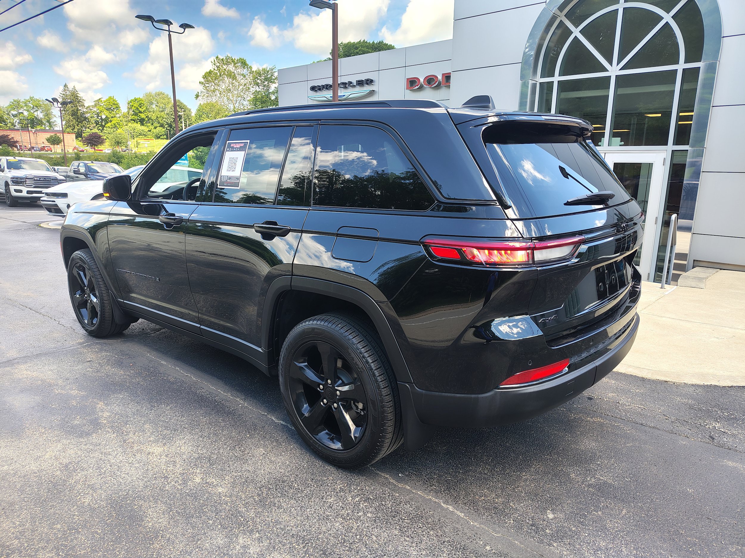 Certified 2024 Jeep Grand Cherokee Limited w/ Black Appearance Package AWD/4WD image 15